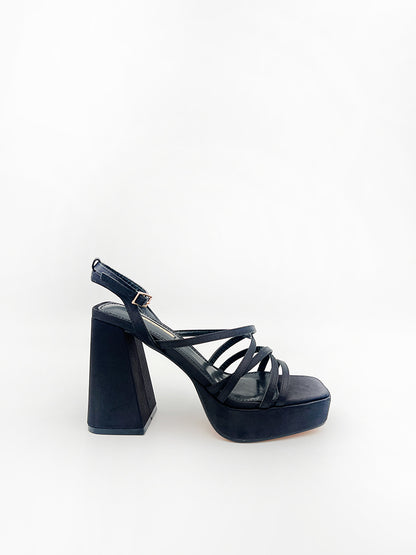 STRAPPY SANDALS WITH CHUNKY HEEL