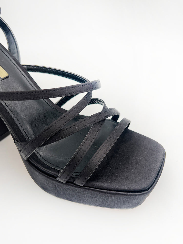 STRAPPY SANDALS WITH CHUNKY HEEL