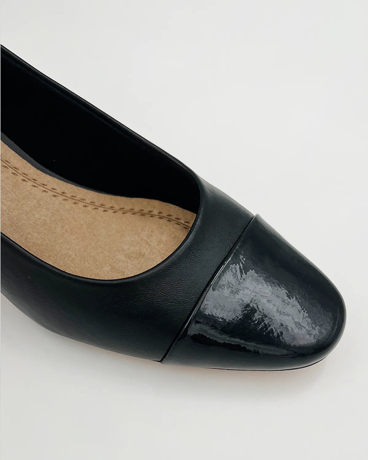 LOW HEEL PUMP IN BLACK-Pumps-CORINA- Pointure.AE
